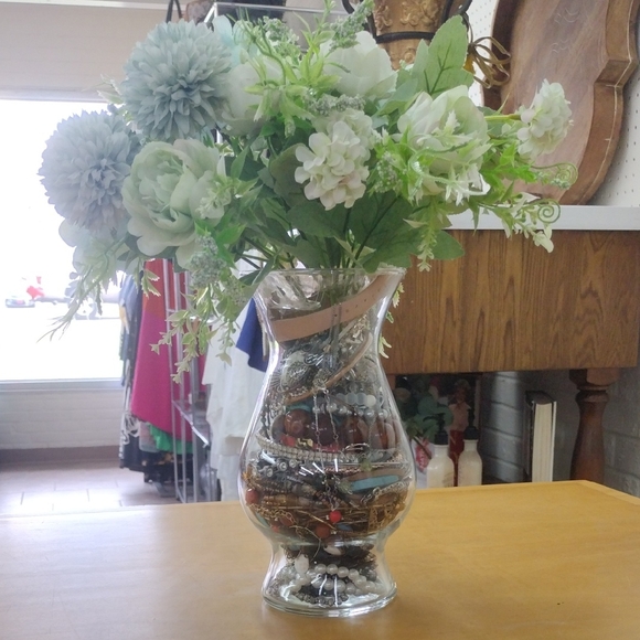Elegant Floral Glass Vase with White and Green Accents - Picture 1 of 3